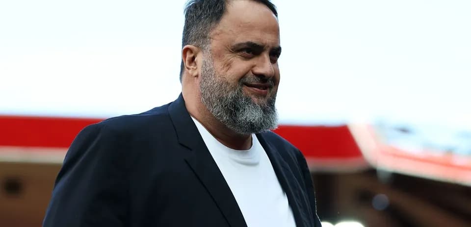Hombre con barba caminando en estadio