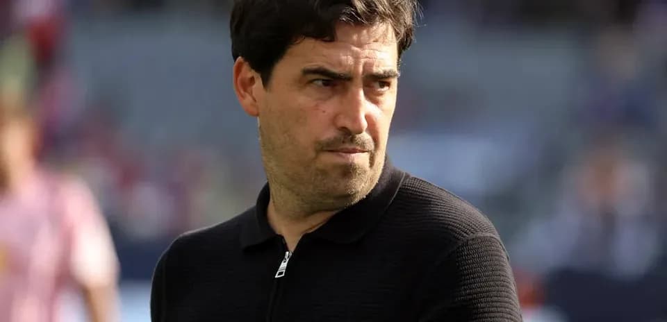 Entrenador observando el calentamiento del equipo