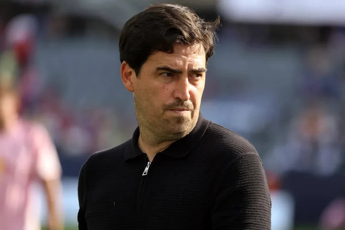 Entrenador observando el calentamiento del equipo