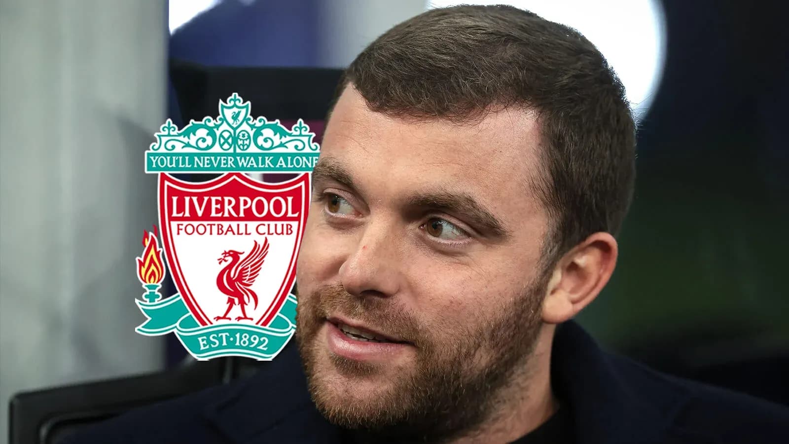 Hombre con logo de Liverpool de fondo