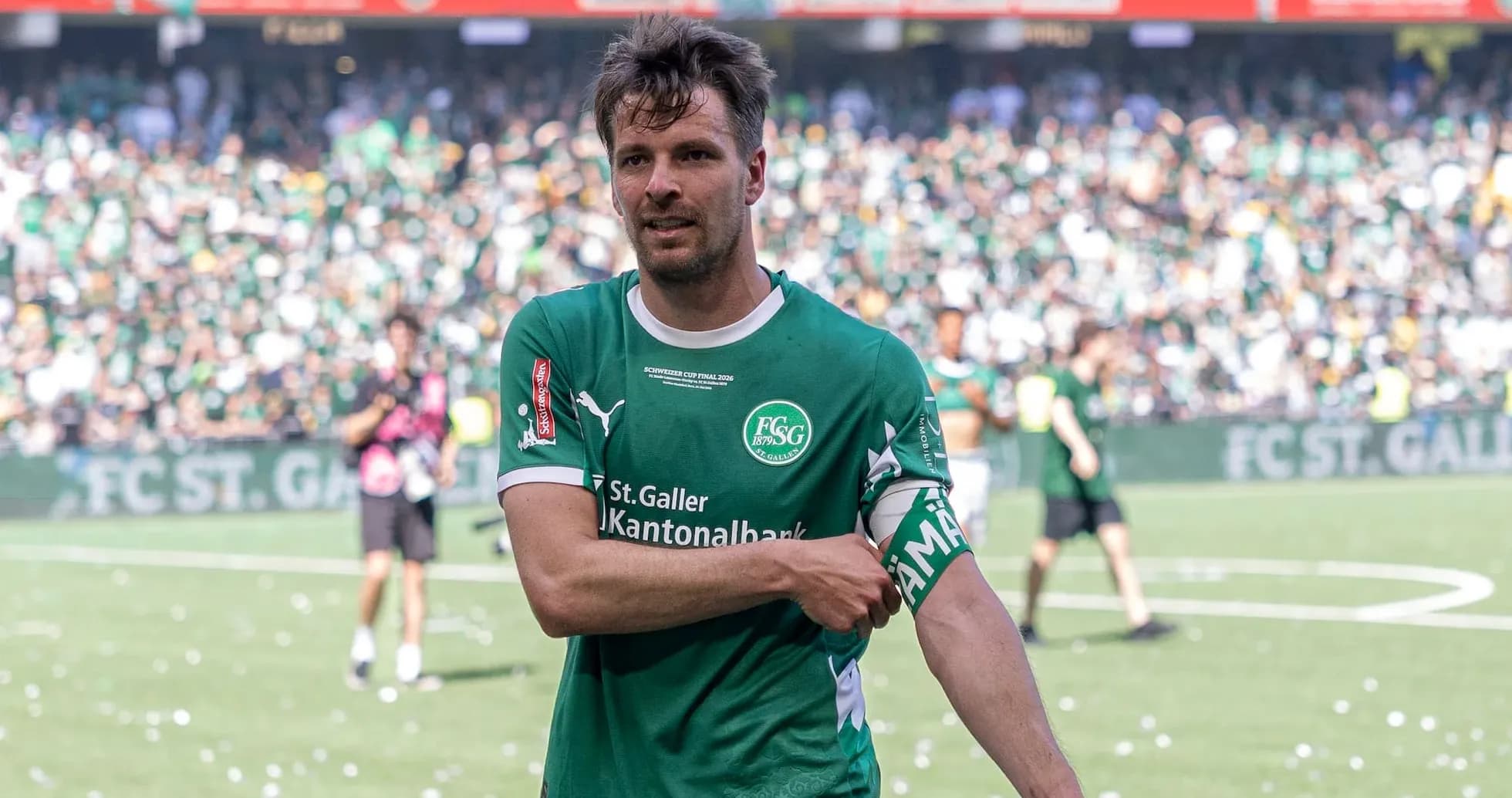 Jugador de FC St. Gallen con el brazalete de capitán