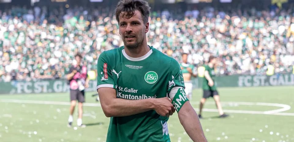 Jugador de FC St. Gallen con el brazalete de capitán