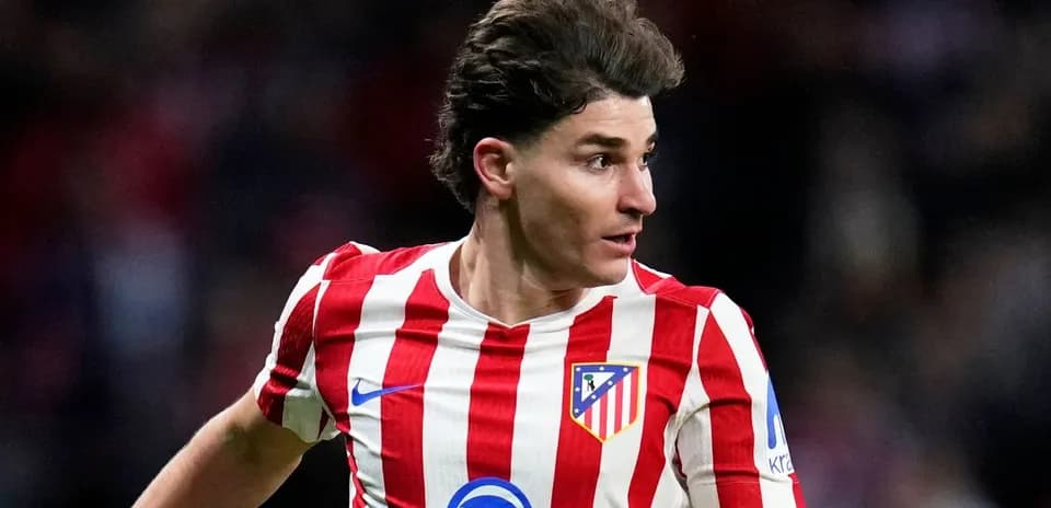 Jugador de Atlético de Madrid corriendo en el campo