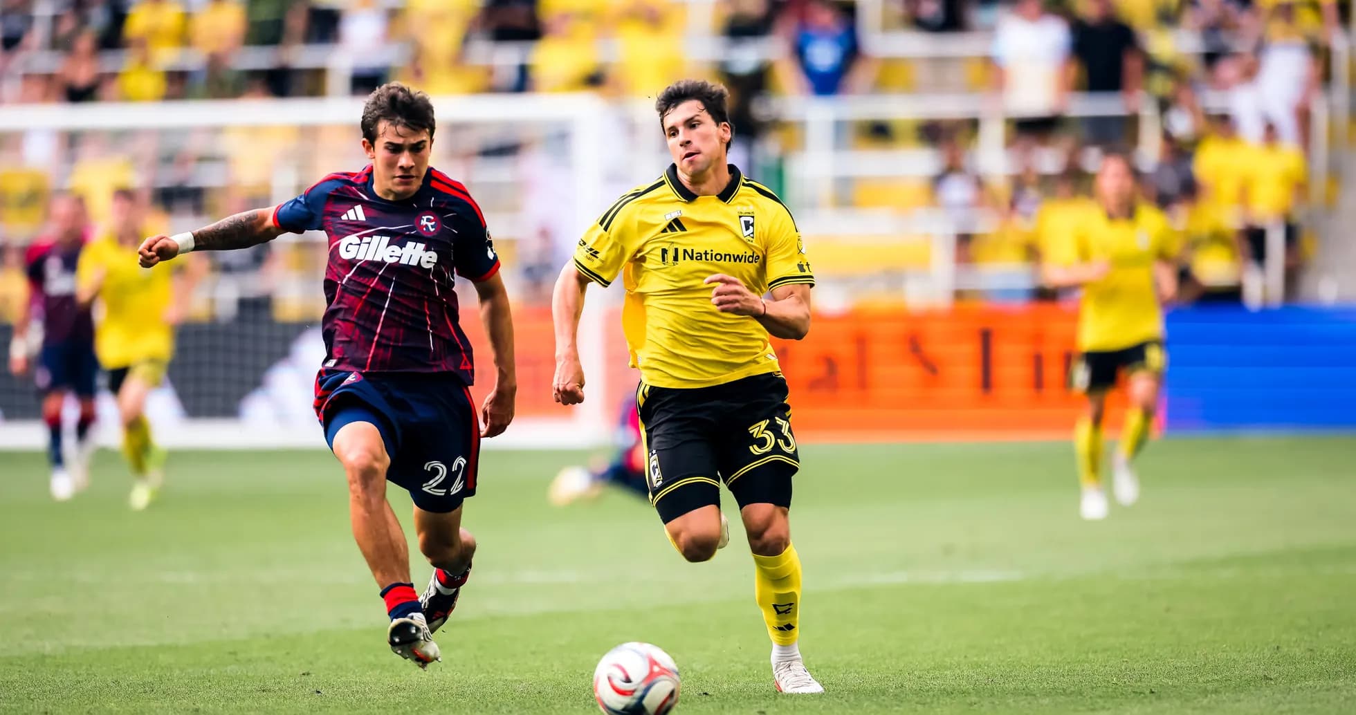 Jugador de Columbus Crew persiguiendo a DC United