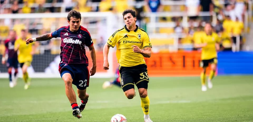 Jugador de Columbus Crew persiguiendo a DC United