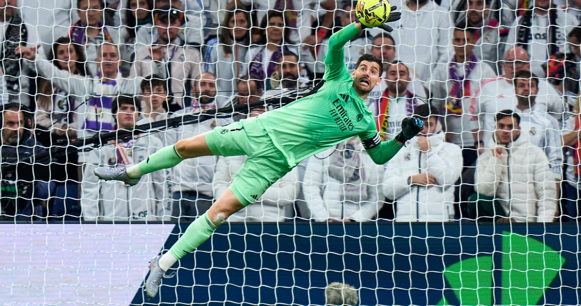 Portero de Real Madrid deteniendo un tiro
