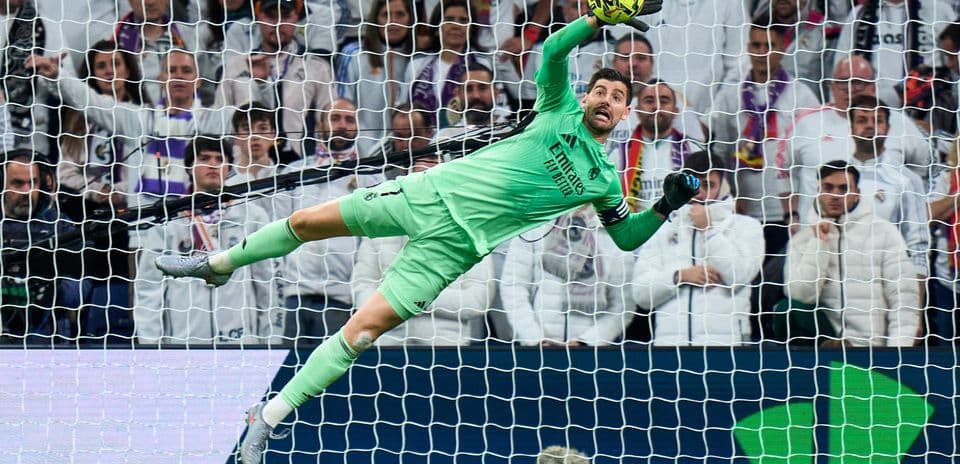 Portero de Real Madrid deteniendo un tiro