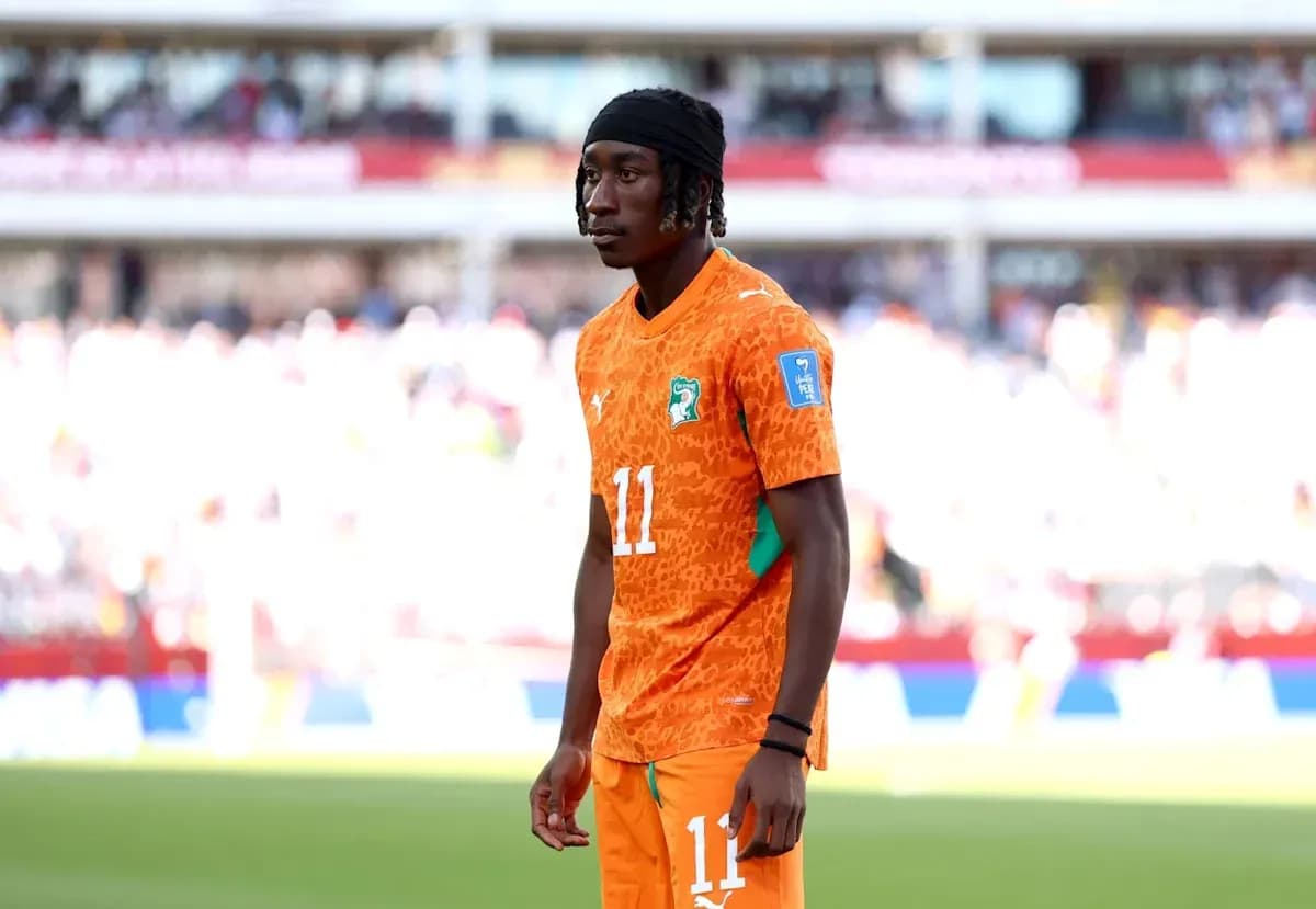Jugador de Costa de Marfil en uniforme naranja en el campo