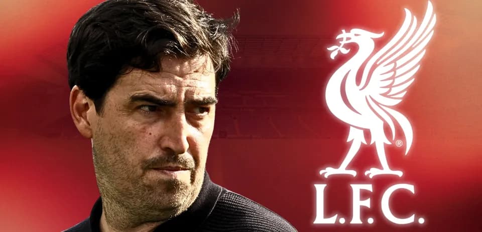 Entrenador en primer plano con logo de Liverpool