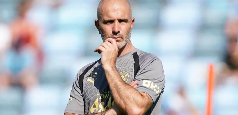 Entrenador observando durante sesión de entrenamiento
