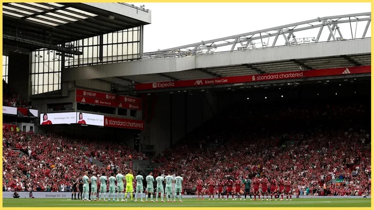 Equipos alineados en Anfield antes del partido