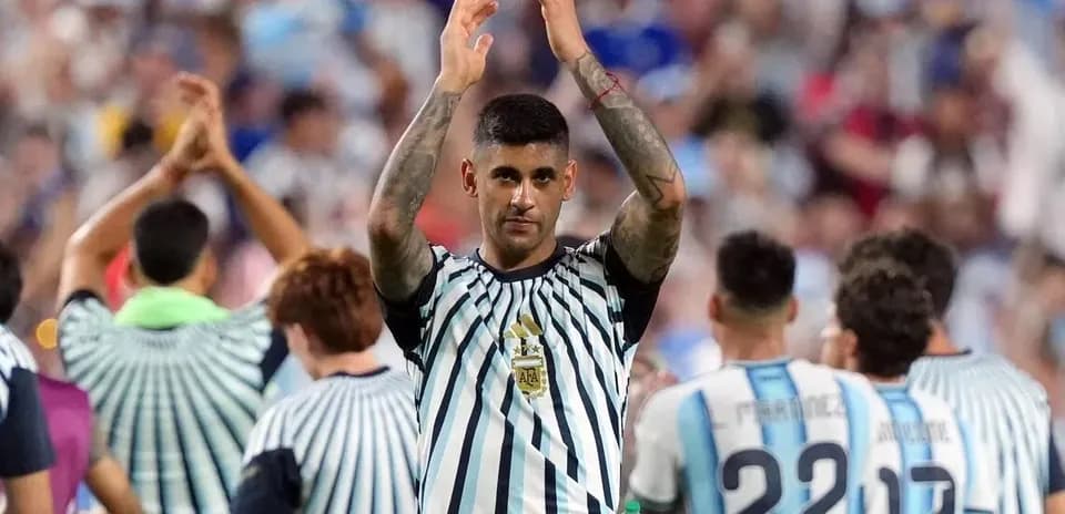 Jugador argentino aplaudiendo a la afición tras el partido
