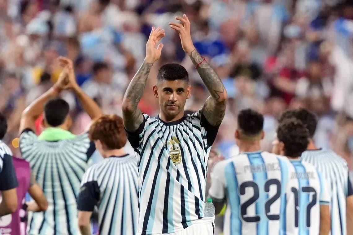 Jugador argentino aplaudiendo a la afición tras el partido