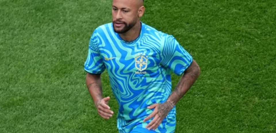 Jugador de Brasil entrenando en el campo de fútbol