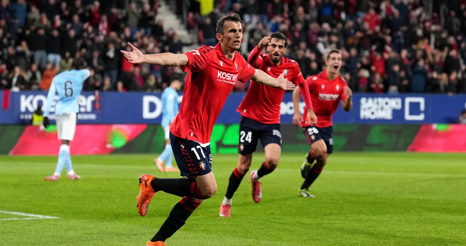 Jugador de Osasuna celebra un gol en La Liga