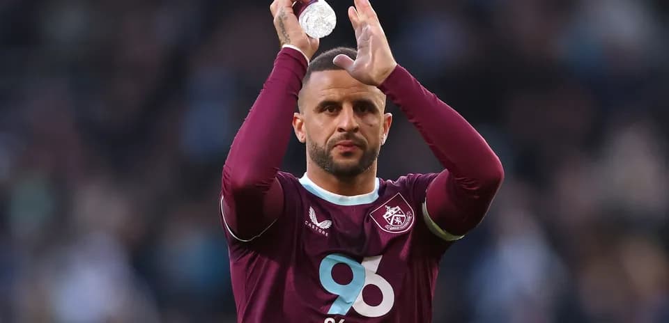Jugador aplaudiendo con botella en mano