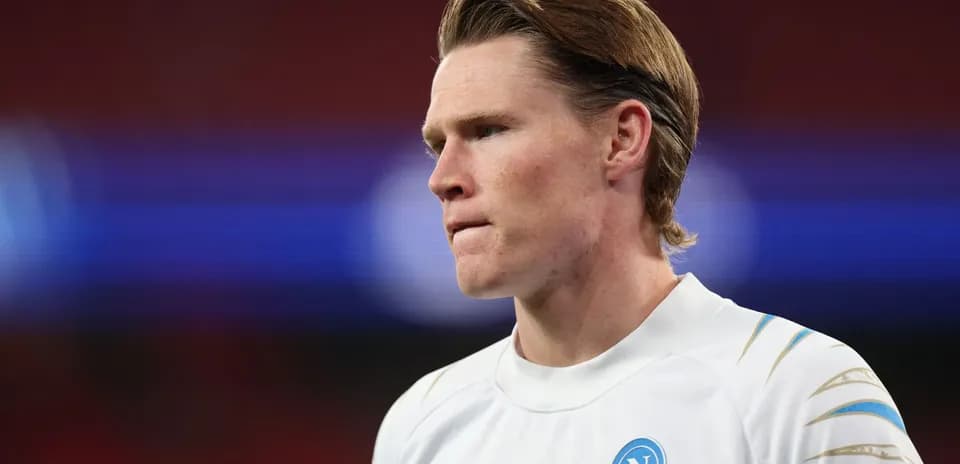 Jugador de Napoli en uniforme durante el partido
