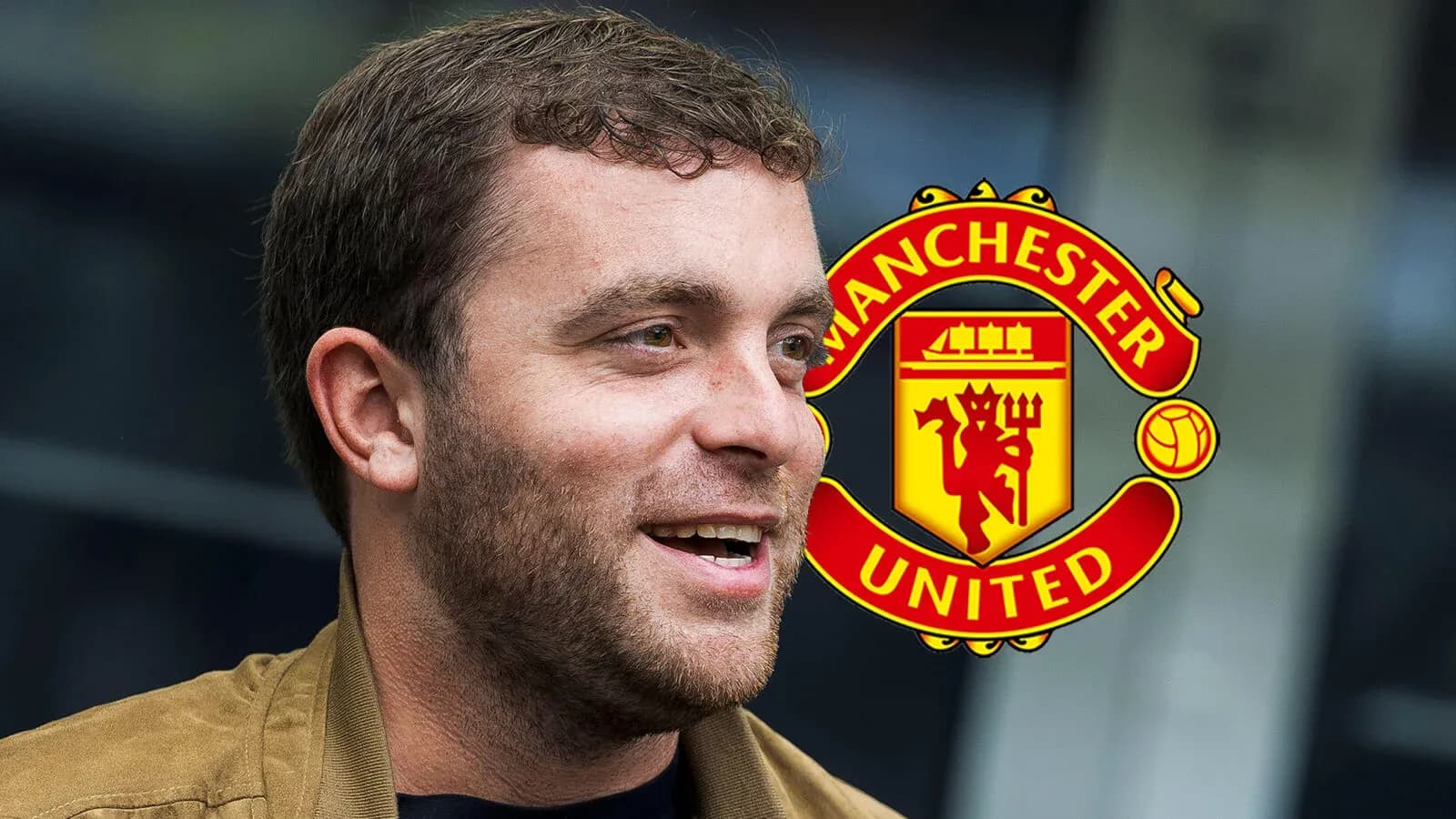 Persona sonriendo frente al escudo de Manchester United