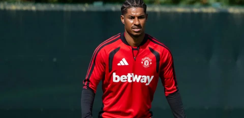 Jugador de Manchester United entrenando en el campo