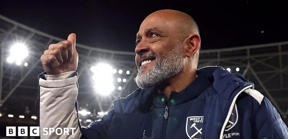Entrenador de West Ham celebrando con el pulgar arriba