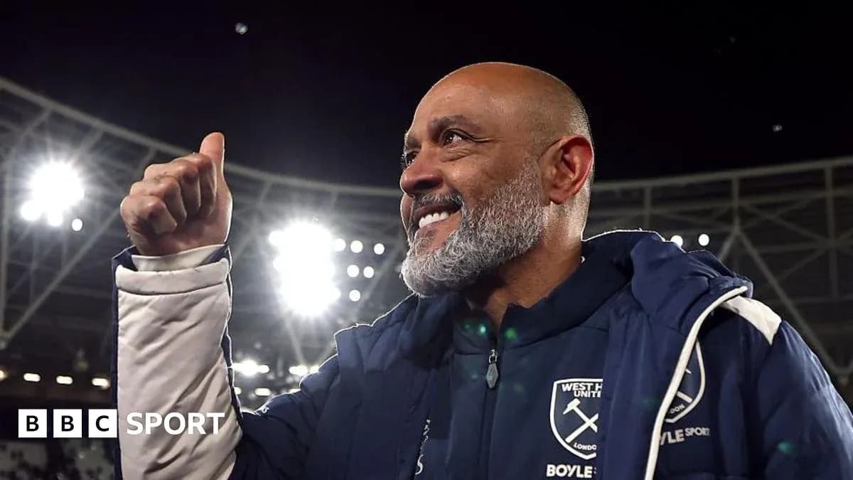 Entrenador de West Ham celebrando con el pulgar arriba