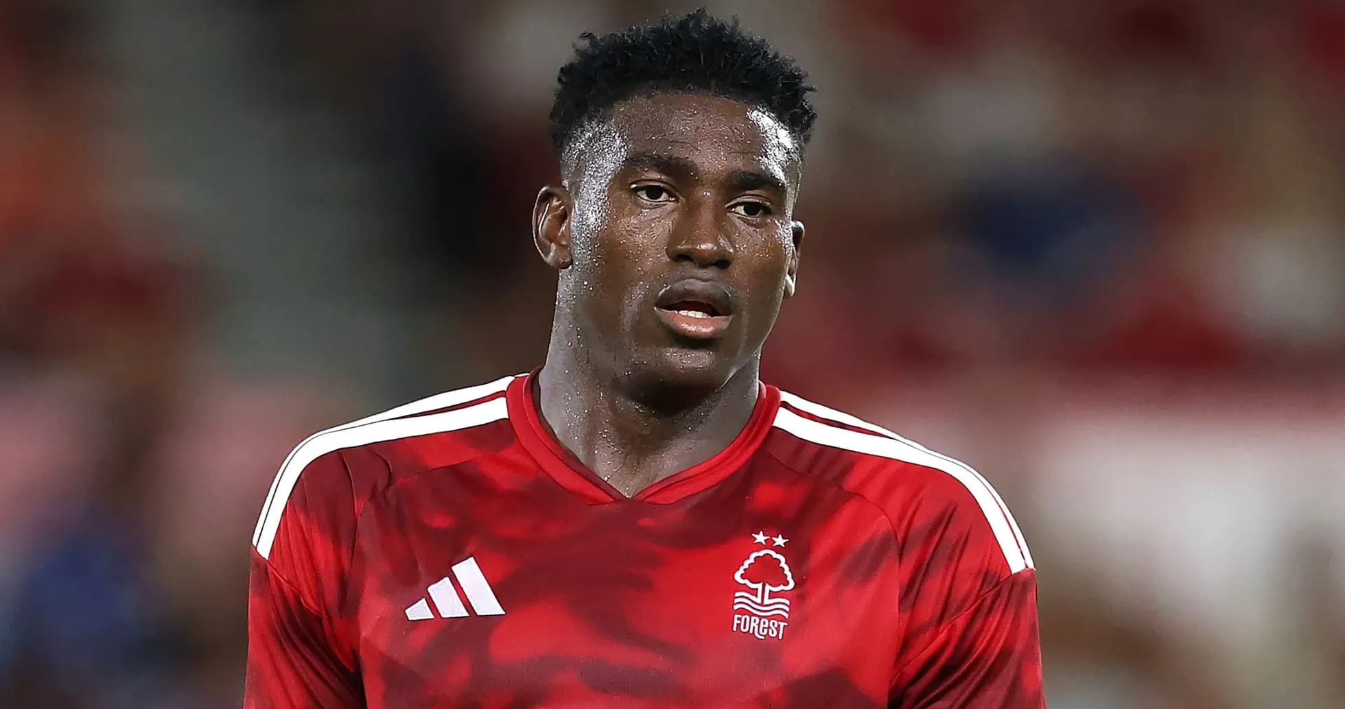 Jugador de Nottingham Forest durante partido en campo