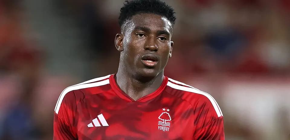Jugador de Nottingham Forest durante partido en campo