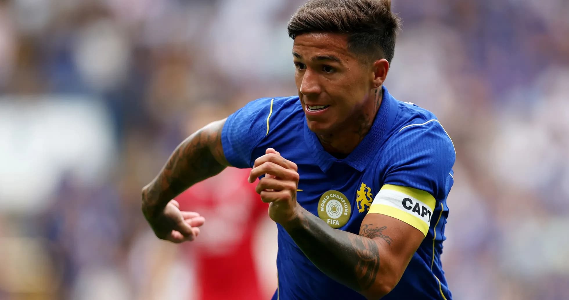 Jugador corriendo con el balón en partido