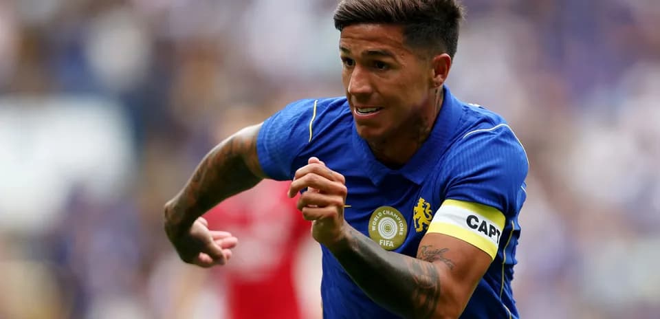 Jugador corriendo con el balón en partido