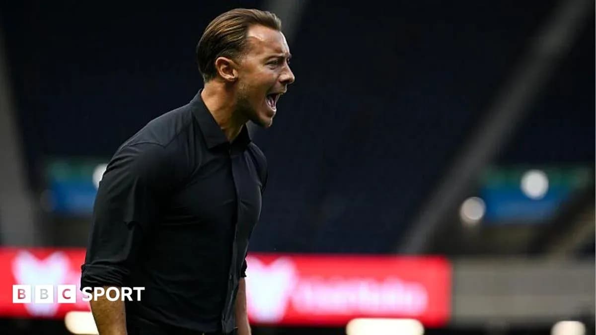 Entrenador gritando durante un partido de fútbol