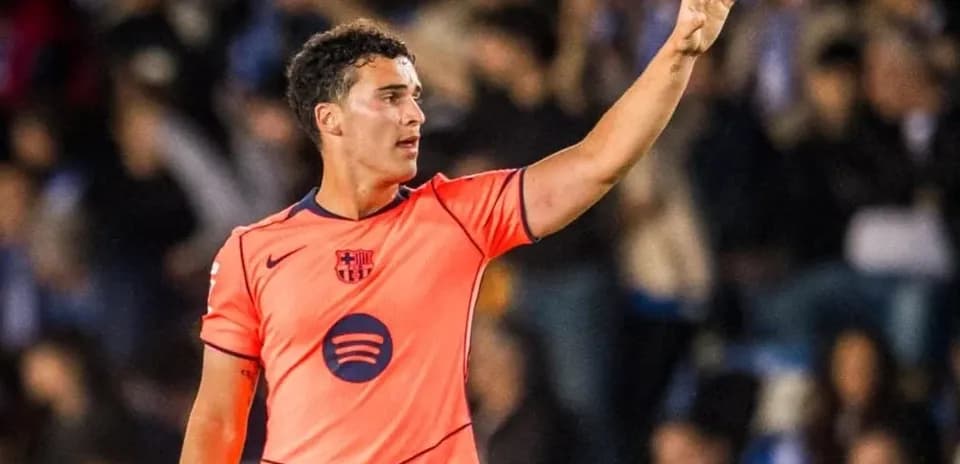 Jugador de fútbol saludando en partido de Barça