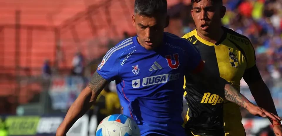 Jugador de Universidad de Chile controla el balón
