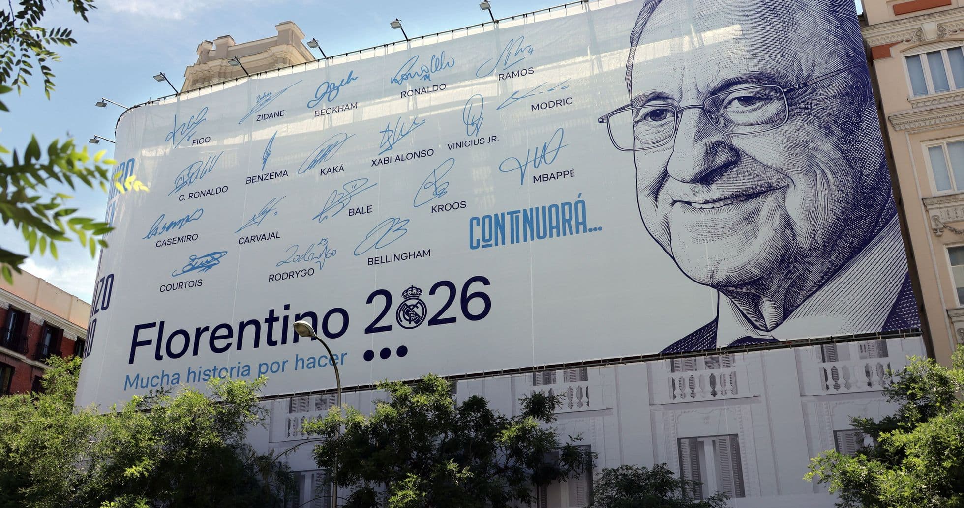 Cartel de Florentino Pérez con firmas de jugadores