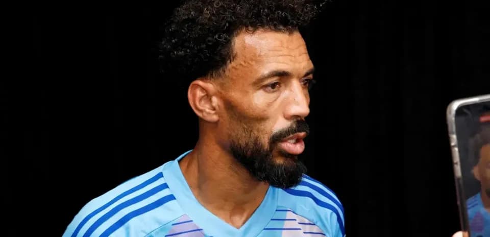 Jugador hablando durante una entrevista con micrófono