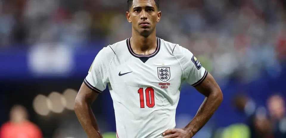 Jugador de Inglaterra con camiseta número 10 en el campo