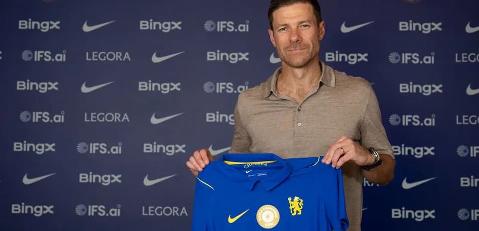 Nuevo entrenador sosteniendo camiseta del Chelsea FC