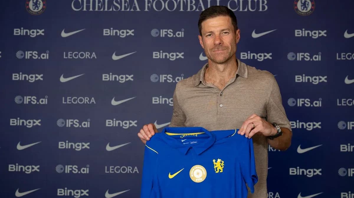Nuevo entrenador sosteniendo camiseta del Chelsea FC