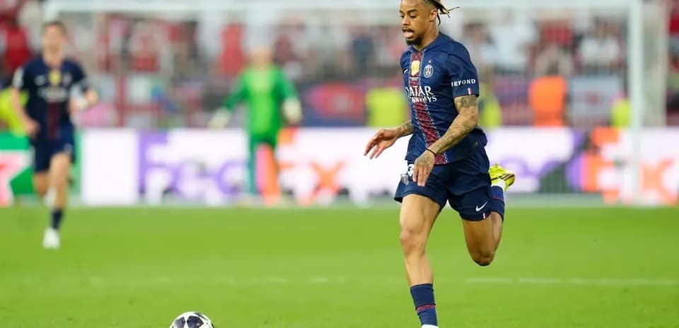 Jugador de PSG corriendo tras el balón en el campo