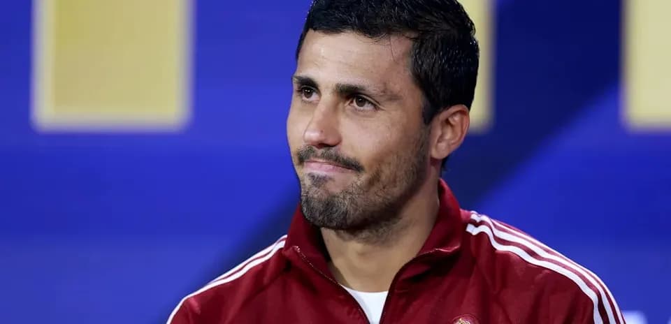 Jugador de fútbol en conferencia de prensa