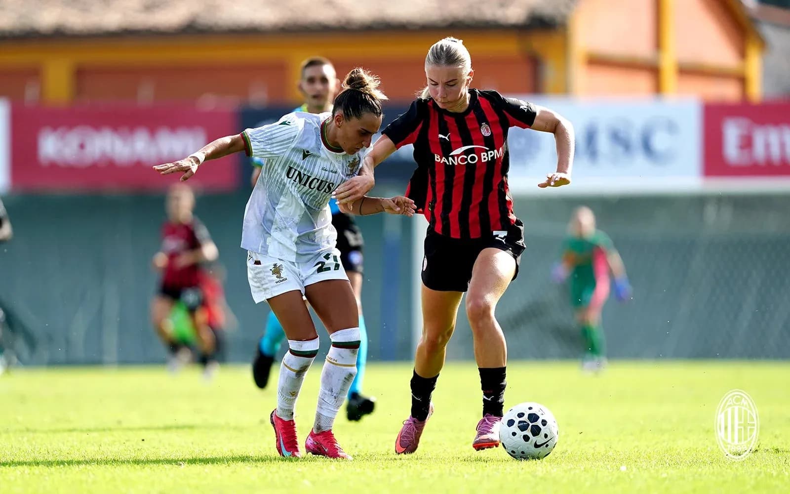 Jugadora de Ternana W luchando por el balón