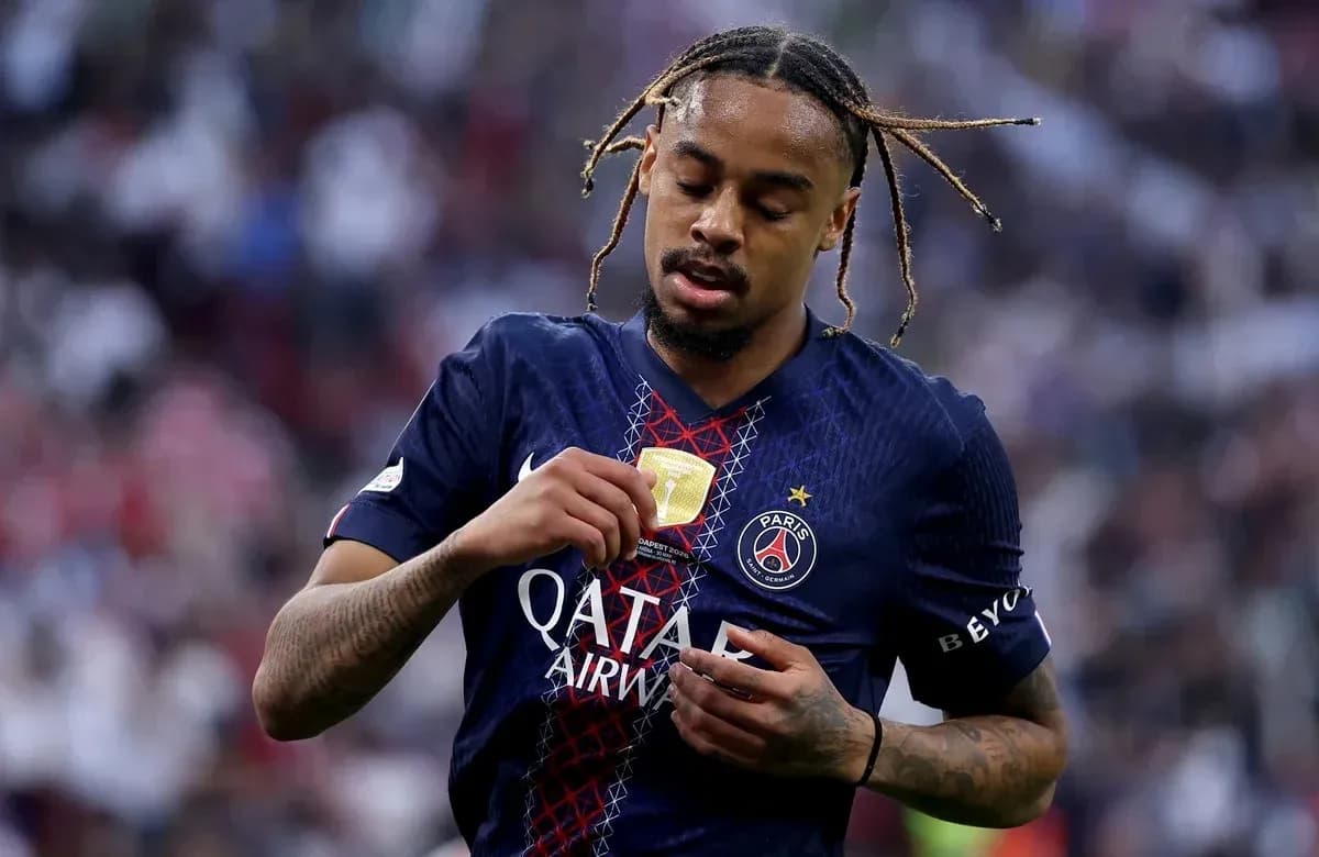 Jugador de PSG mostrando medalla tras partido