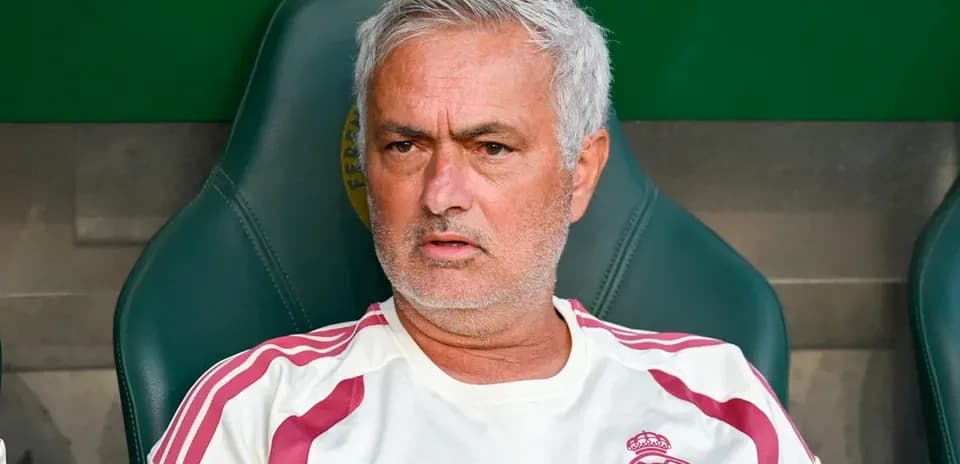 Entrenador sentado en el banquillo del equipo