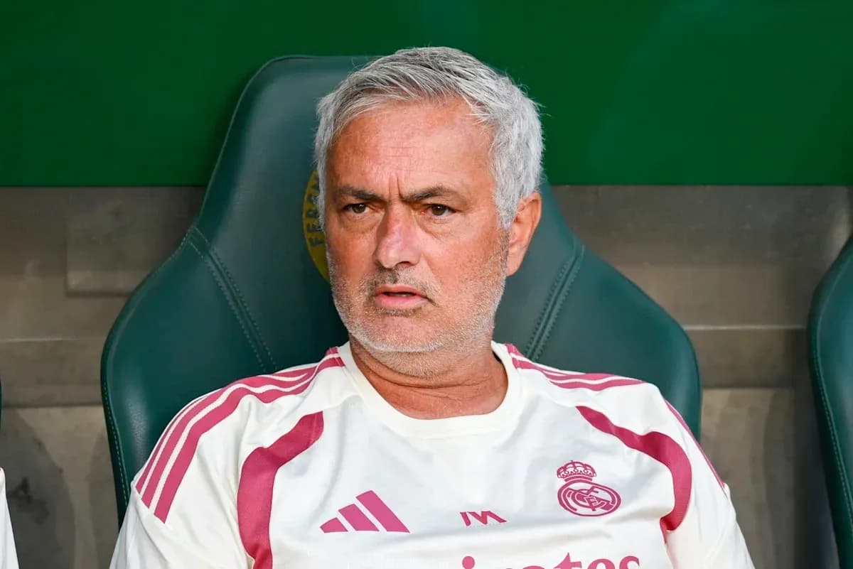Entrenador sentado en el banquillo del equipo