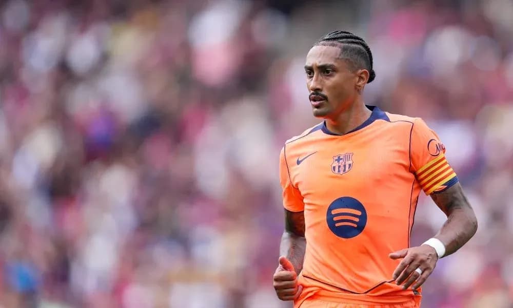 Jugador del FC Barcelona corriendo en el campo