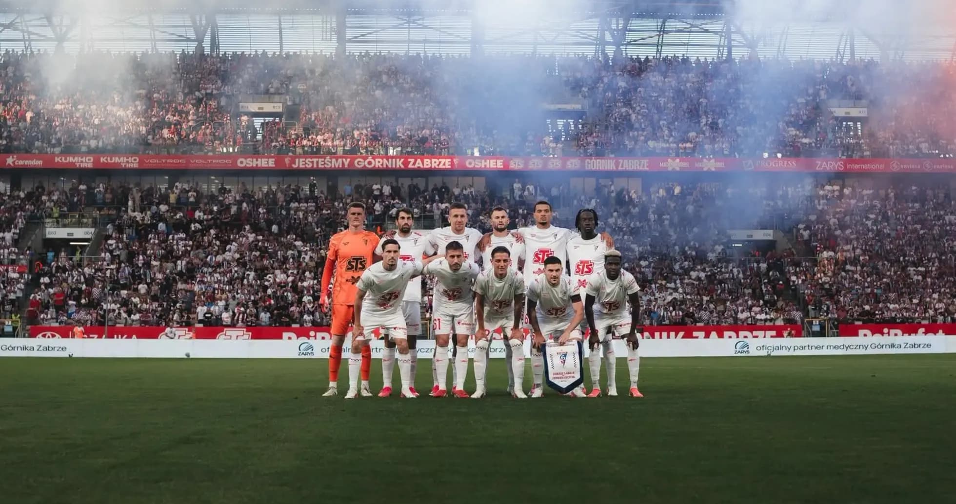 Equipo de Gornik Zabrze posando antes del partido