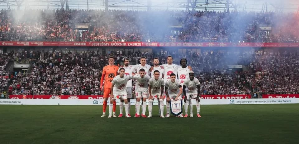 Equipo de Gornik Zabrze posando antes del partido