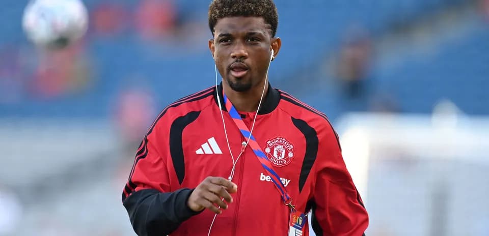 Jugador de Manchester United caminando con auriculares