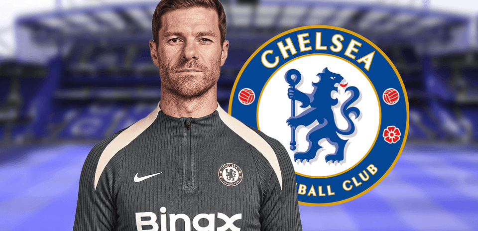 Entrenador de Chelsea con logo del club detrás
