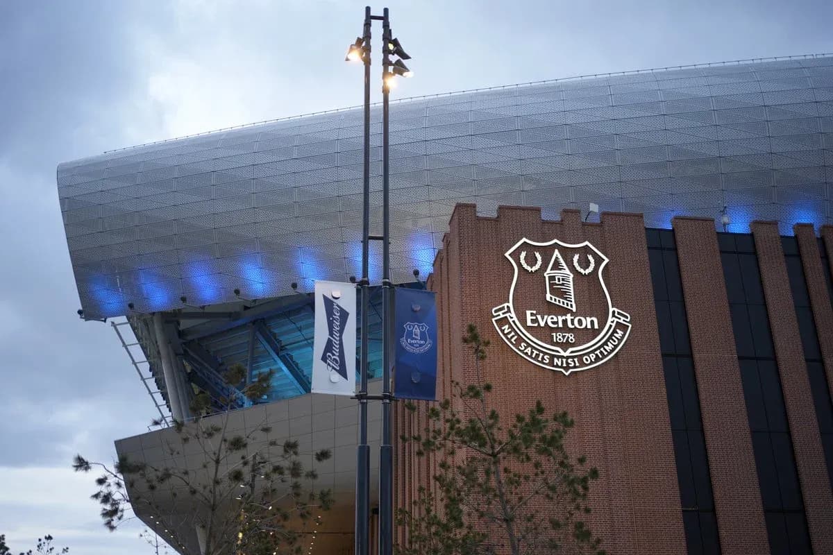 Fachada del estadio de Everton iluminada de noche