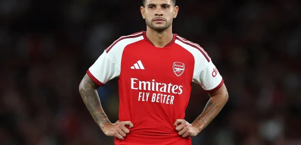 Jugador de Arsenal con camiseta roja en el campo